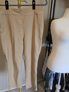 Chico's So Slimming 3.5 Beige Cropped Pull-On Straight Pants